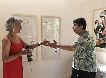 Mieke Kok en Monique Suring in het atelier van Titi