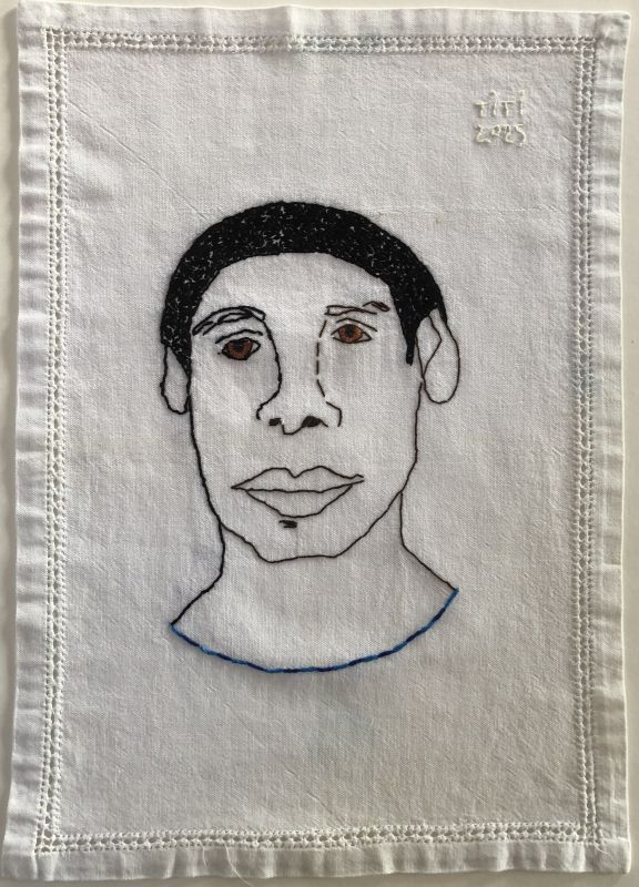 bruine ogen blauwe trui