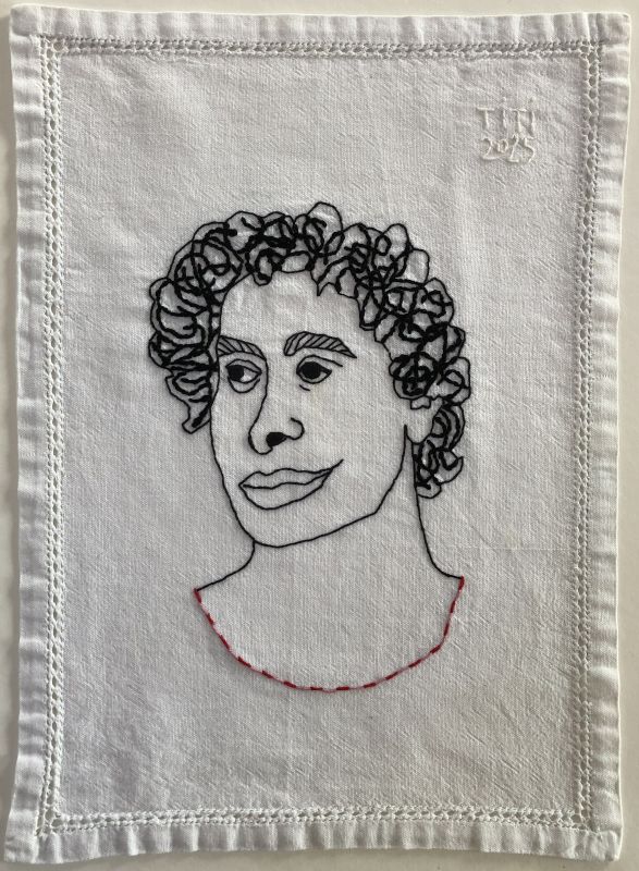 portret met krullen en rood-roze trui